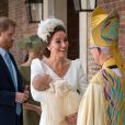 La duchesse Catherine de Cambridge, en robe Alexander McQueen, et le prince William ont fait baptiser leur fils le prince Louis de Cambridge le 9 juillet 2018 en la chapelle royale du palais St James, à Londres.