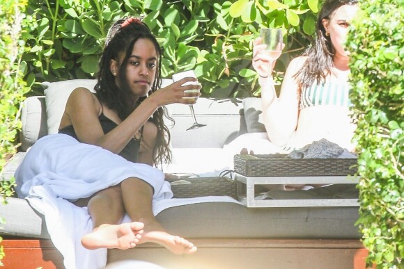 Malia Obama boit du rosé et s'amuse avec des amies lors d'un week-end entre filles à l'hôtel Setai Miami à Miami, le 17 février 2019