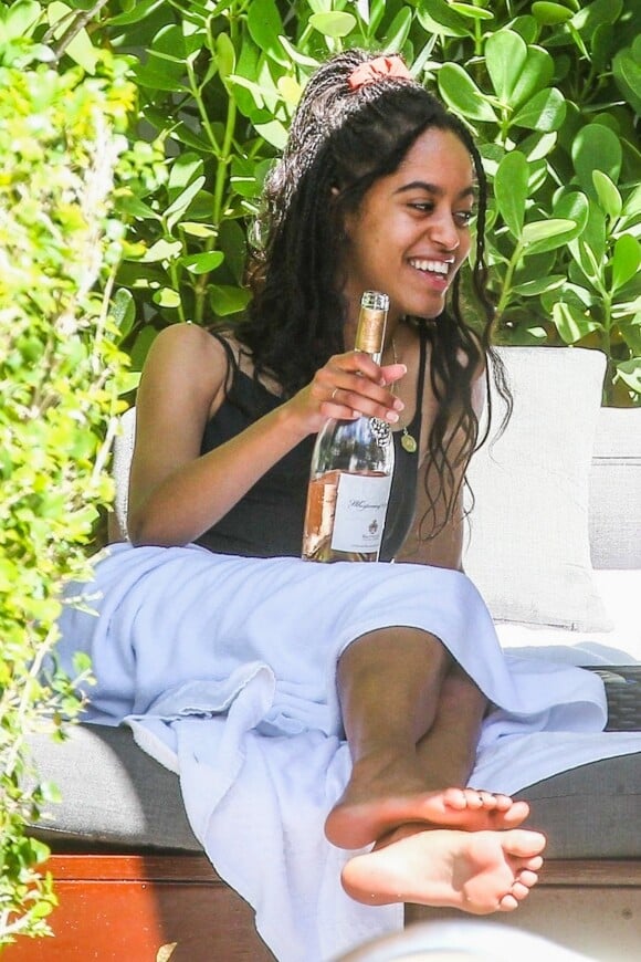 Malia Obama boit du rosé et s'amuse avec des amies lors d'un week-end entre filles à l'hôtel Setai Miami à Miami, le 17 février 2019