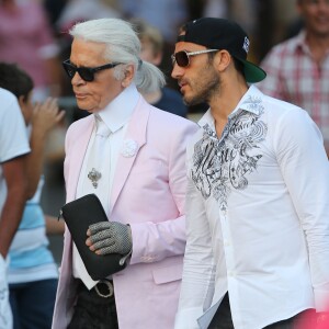 Karl Lagerfeld se promene avec Sebastien Jondeau, son assistant et maintenant sa nouvelle muse, dans les rues de Saint-Tropez, le 13 juillet 2013.