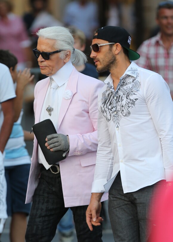 Karl Lagerfeld se promene avec Sebastien Jondeau, son assistant et maintenant sa nouvelle muse, dans les rues de Saint-Tropez, le 13 juillet 2013.