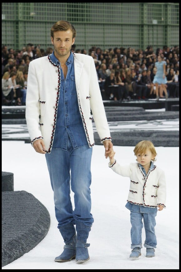 Brad Kroenig et son fils Hudson au défilé Chanel à Paris, en 2010.