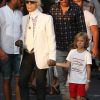 Karl Lagerfeld, son filleul Hudson Kroenig et Brad Kroenig se promènent dans les rues de Saint-Tropez. Le 7 août 2015