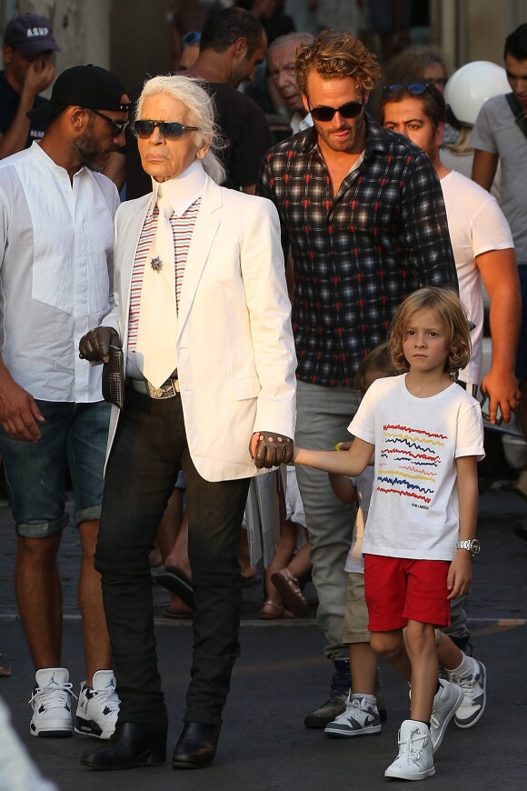 Karl Lagerfeld, son filleul Hudson Kroenig et Brad Kroenig se promènent dans les rues de Saint-Tropez. Le 7 août 2015