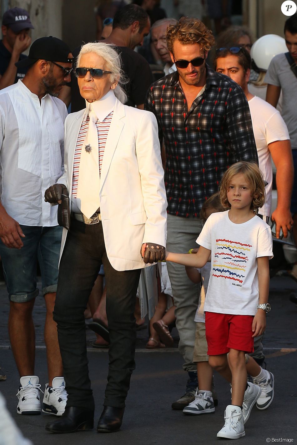 Karl Lagerfeld, son filleul Hudson Kroenig et Brad Kroenig se promènent dan...