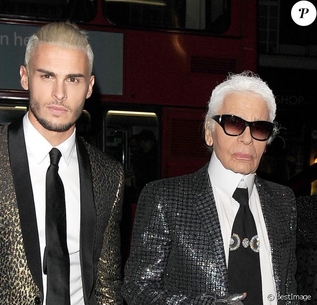 Karl Lagerfeld et Baptiste Giabiconi (blond platine) - Arrivée des people au vernissage de l'exposition "Mademoiselle Privé" à la Galerie Saatchi à Londres, le 12 octobre 2015.