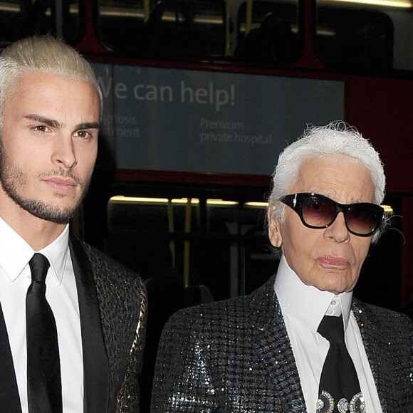 Karl Lagerfeld et Baptiste Giabiconi (blond platine) - Arrivée des people au vernissage de l'exposition "Mademoiselle Privé" à la Galerie Saatchi à Londres, le 12 octobre 2015.