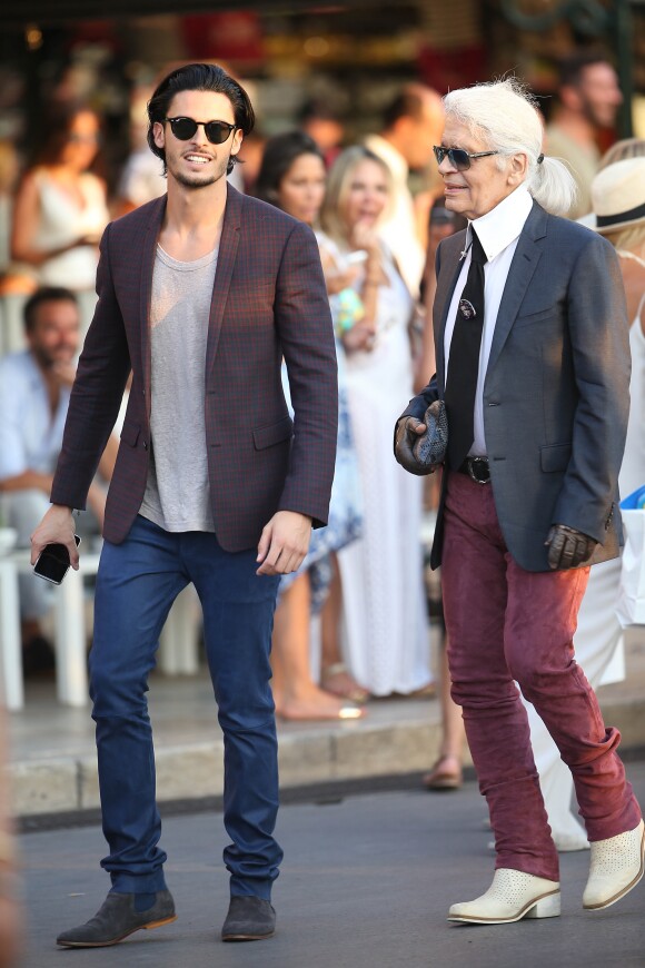 Karl Lagerfeld et Baptiste Giabiconi se promènent à Saint-Tropez, le 4 août 2015.