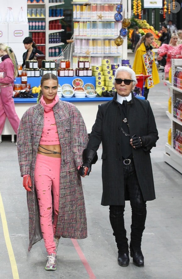 Cara Delevingne et Karl Lagerfeld - Défilé de mode "Chanel", collection prêt-à-porter Automne-Hiver 2014/2015, au Grand Palais à Paris. Le 4 mars 2014.