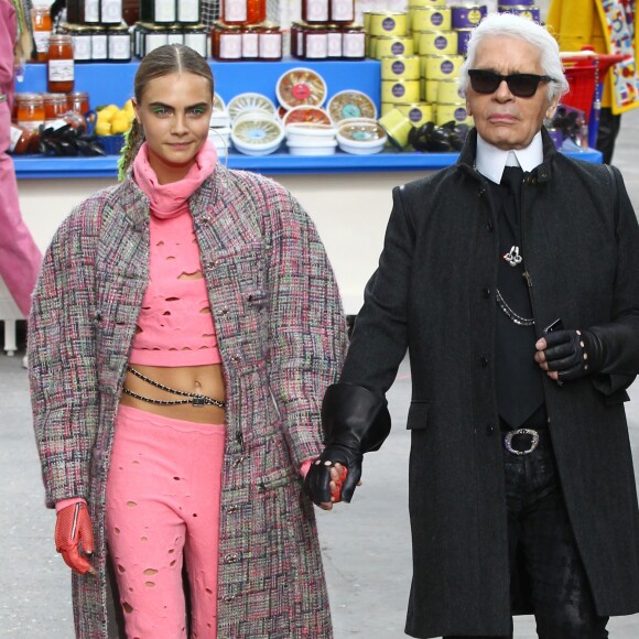 Cara Delevingne et Karl Lagerfeld - Défilé de mode "Chanel", collection prêt-à-porter Automne-Hiver 2014/2015, au Grand Palais à Paris. Le 4 mars 2014.