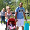 Exclusif - Kendra Wilkinson, son mari Hank Baskett et leur fille Alijah se promènent dans un parc à Malibu, le 21 mars 2015.