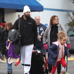 Exclusif - Hank Baskett, l'ex-mari de Kendra Wilkinson, récupère ses enfants à l'issue d'un match de hockey sur glace à Los Angeles le 10 février 2019. © CPA/Bestimage