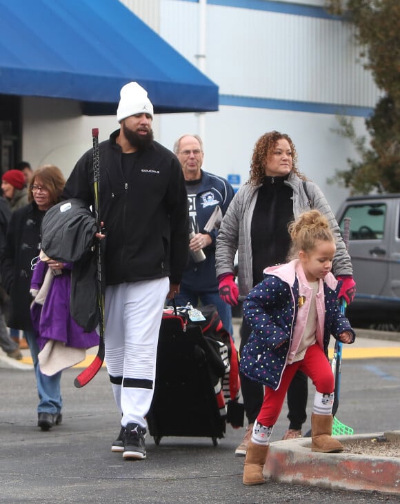 Exclusif - Hank Baskett, l'ex-mari de Kendra Wilkinson, récupère ses enfants à l'issue d'un match de hockey sur glace à Los Angeles le 10 février 2019. © CPA/Bestimage