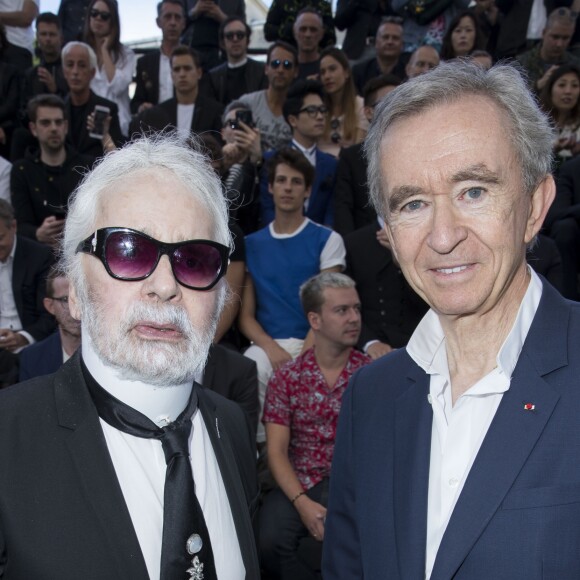 Karl Lagerfeld et Bernard Arnault au défilé de mode Dior Homme collection Printemps-Eté 2019 à la Garde Républicaine lors de la fashion week à Paris, le 23 juin 2018. © Olivier Borde/Bestimage