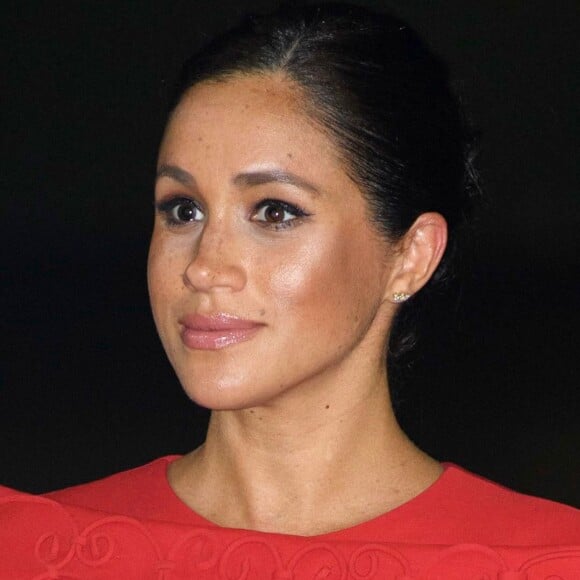 Le prince Harry, duc de Sussex, et Meghan Markle, duchesse de Sussex, enceinte, arrivent à l'aéroport de Casablanca dans le cadre de leur voyage officiel au Maroc, le 23 février 2019.