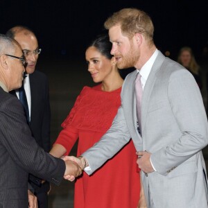 Le prince Harry, duc de Sussex, et Meghan Markle, duchesse de Sussex, enceinte, arrivent à l'aéroport de Casablanca dans le cadre de leur voyage officiel au Maroc, le 23 février 2019.