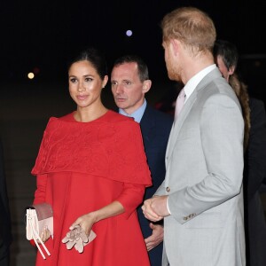 Le prince Harry, duc de Sussex, et Meghan Markle, duchesse de Sussex, enceinte, arrivent à l'aéroport de Casablanca dans le cadre de leur voyage officiel au Maroc, le 23 février 2019.