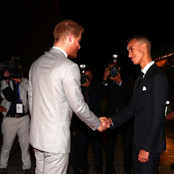 Le prince Harry, duc de Sussex, et Meghan Markle, duchesse de Sussex, enceinte, arrivent à l'aéroport de Casablanca dans le cadre de leur voyage officiel au Maroc, le 23 février 2019.