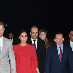 Le prince Harry, duc de Sussex, et Meghan Markle, duchesse de Sussex, enceinte, arrivent à l'aéroport de Casablanca dans le cadre de leur voyage officiel au Maroc, le 23 février 2019.