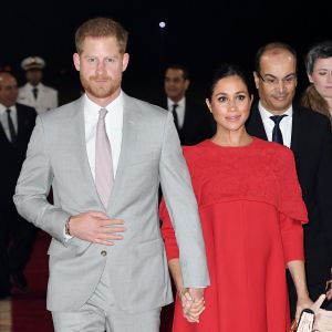 Le prince Harry, duc de Sussex, et Meghan Markle, duchesse de Sussex, enceinte, arrivent à l'aéroport de Casablanca dans le cadre de leur voyage officiel au Maroc, le 23 février 2019.