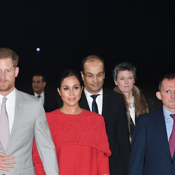 Le prince Harry, duc de Sussex, et Meghan Markle, duchesse de Sussex, enceinte, arrivent à l'aéroport de Casablanca dans le cadre de leur voyage officiel au Maroc, le 23 février 2019.