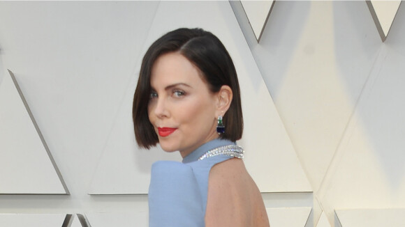 Charlize Theron, brune et dos nu aux Oscars : Simplement sculpturale