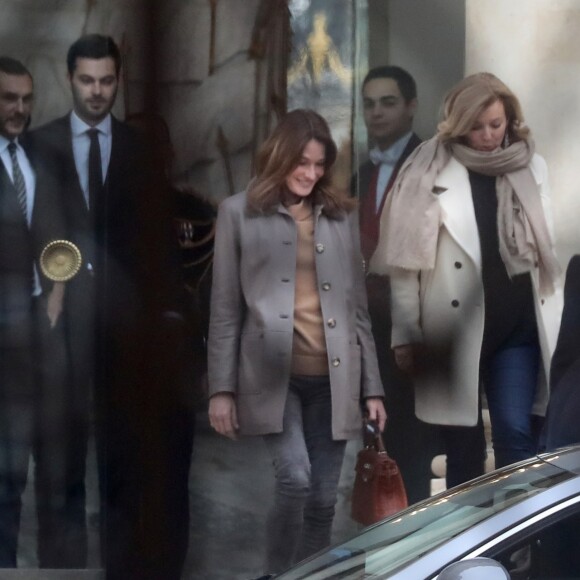 Brigitte Macron raccompagne les anciennes premières dames Carla Bruni-Sarkozy et Valérie Trierweiler après un déjeuner au palais de l'Elysée à Paris le 24 janvier 2019.