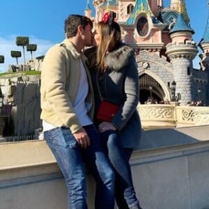 Dylan Deschamps avec sa compagne Mathilde échangent un baiser à Disneyland Paris. Février 2019.