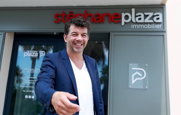 Stéphane Plaza pose devant sa nouvelle agence immobilière à Six-Fours, le 1er août 2015.