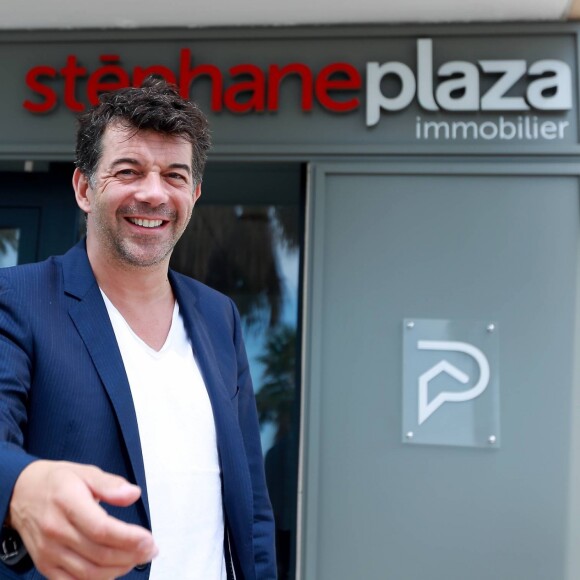 Stéphane Plaza pose devant sa nouvelle agence immobilière à Six-Fours, le 1er août 2015.