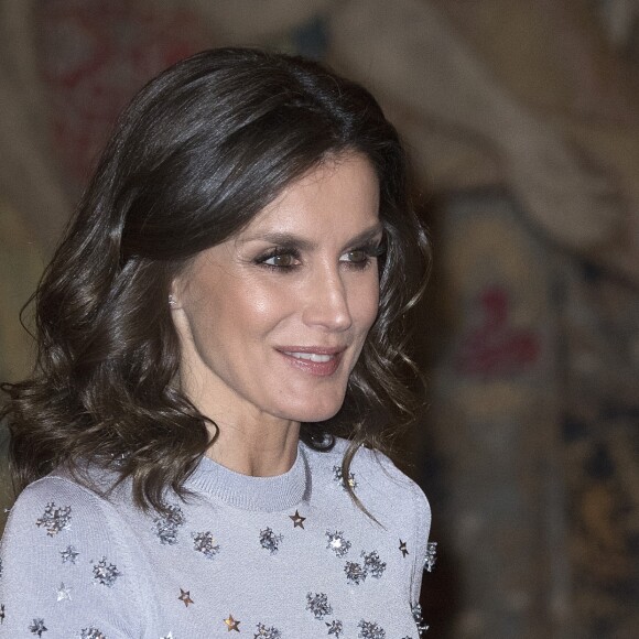 La reine Letizia d'Espagne (robe Nina Ricci) lors de l'accueil des invités au palais royal du Pardo à Madrid, le 28 février 2019, pour le dîner clôturant la visite officielle du président du Pérou, Martin Vizcarra.