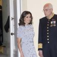 La reine Letizia d'Espagne (robe Nina Ricci) lors de l'accueil des invités au palais royal du Pardo à Madrid, le 28 février 2019, pour le dîner clôturant la visite officielle du président du Pérou, Martin Vizcarra.
