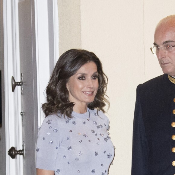 La reine Letizia d'Espagne (robe Nina Ricci) lors de l'accueil des invités au palais royal du Pardo à Madrid, le 28 février 2019, pour le dîner clôturant la visite officielle du président du Pérou, Martin Vizcarra.