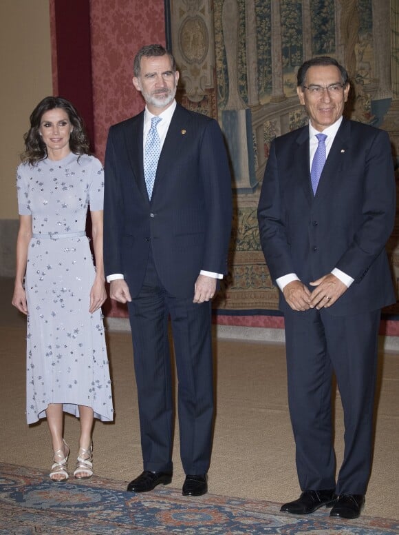 Le roi Felipe VI et la reine Letizia d'Espagne accueillant les invités lors d'une réception au palais royal du Pardo à Madrid, le 28 février 2019, pour le dîner clôturant la visite officielle du président du Pérou, Martin Vizcarra.