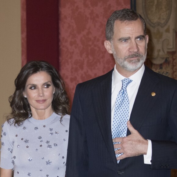 Le roi Felipe VI et la reine Letizia d'Espagne accueillant les invités lors d'une réception au palais royal du Pardo à Madrid, le 28 février 2019, pour le dîner clôturant la visite officielle du président du Pérou, Martin Vizcarra.