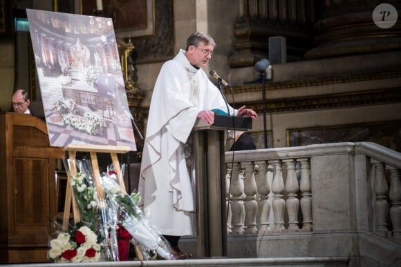 Le père Horaist célèbre la messe mensuelle en hommage à Johnny Hallyday en l'église de la Madeleine, le 9 avril 2018.