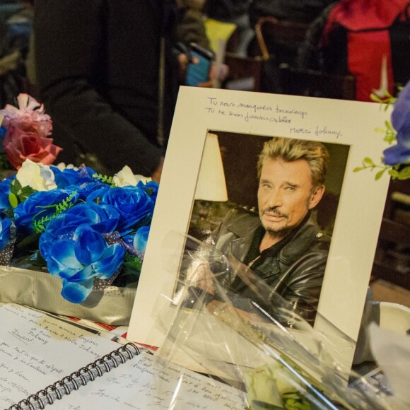 Messe en hommage à Johnny Hallyday à l'église de la Madeleine. Un moment très émouvant pour les fans venus en masse ce 9 décembre 2018. © Cyril Moreau/Pierre Perusseau/Bestimage