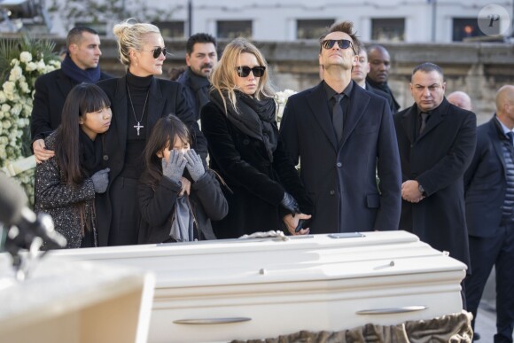 Laeticia Hallyday, ses filles Jade et Joy, Laura Smet et David Hallyday devant le cercueil de Johnny Hallyday en l'église de La Madeleine pour les obsèques de Johnny à Paris. Le 9 décembre 2017.
