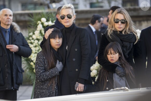 Laeticia Hallyday, ses filles Jade et Joy, et Laura Smet devant le cercueil de Johnny Hallyday en l'église de La Madeleine pour les obsèques de Johnny à Paris. Le 9 décembre 2017.