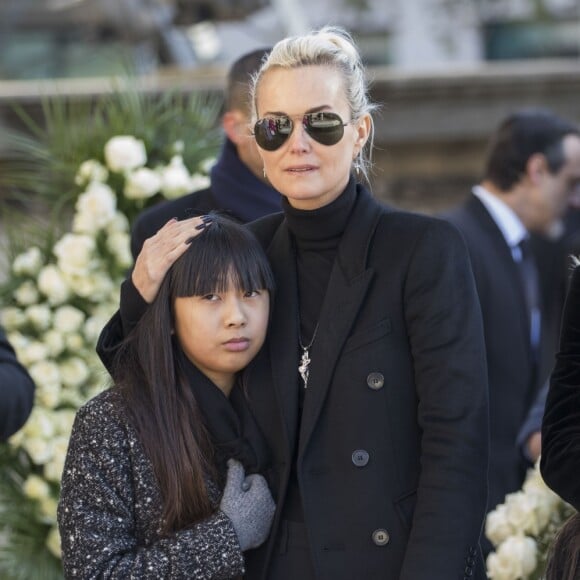 Laeticia Hallyday, ses filles Jade et Joy, et Laura Smet devant le cercueil de Johnny Hallyday en l'église de La Madeleine pour les obsèques de Johnny à Paris. Le 9 décembre 2017.