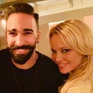 Jean-Luc Reichmann pose avec Adil Rami et Pamela Anderson à Marseille à l'occasion d'une représentation de la pièce "Nuit d'ivresse" le 31 janvier 2019.