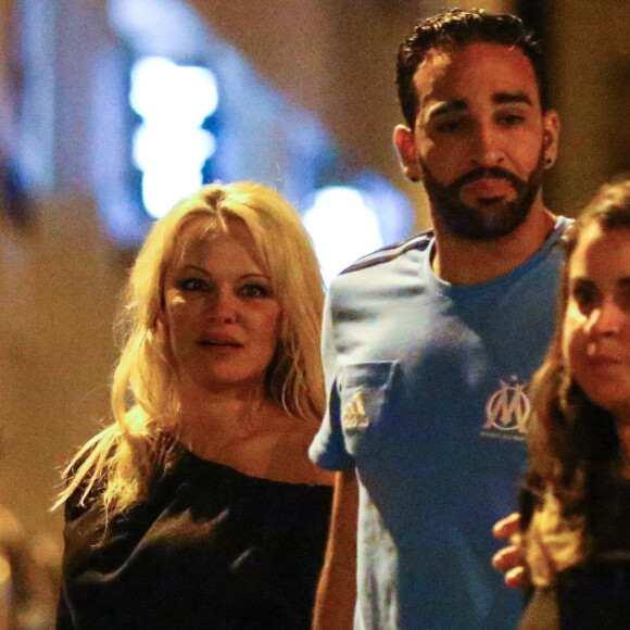 Exclusif - Pamela Anderson et son nouveau compagnon le footballeur français Adil Rami vont dîner en amoureux au restaurant "la Villa" après la victoire de l'OM contre Toulouse (2-0) , Marseille le 24 septembre 2017.