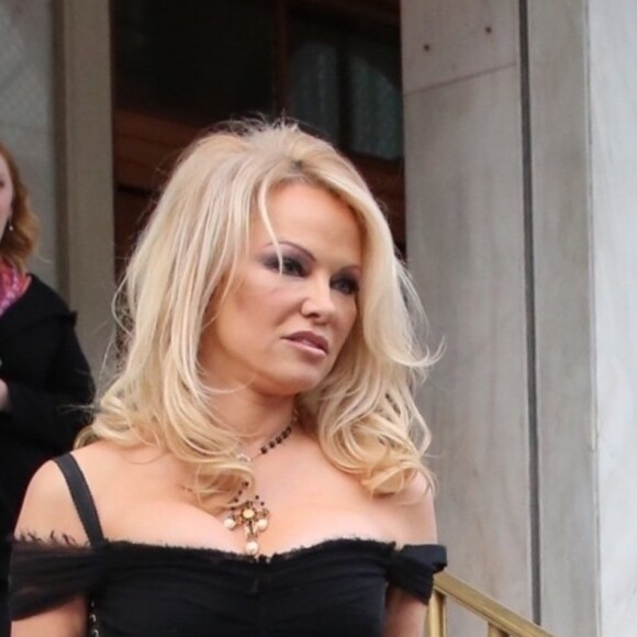 Pamela Anderson salue ses fans dans les rues de Athènes en Grèce. Le 25 février 2019.