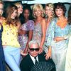 Karen Mulder, Carla Bruni, Nadja Auermann, Naomi Campbell, Linda Evangelista, Claudia Schiffer, Helena Christensen et Karl Lagerfeld à Paris. Octobre 1994.