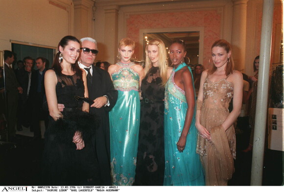 Yasmin Le Bon, Karl Lagerfeld, Nadja Auermann, Claudia Schiffer, Naomi Campbell et Carla Brunoi à Paris. Mars 1996.