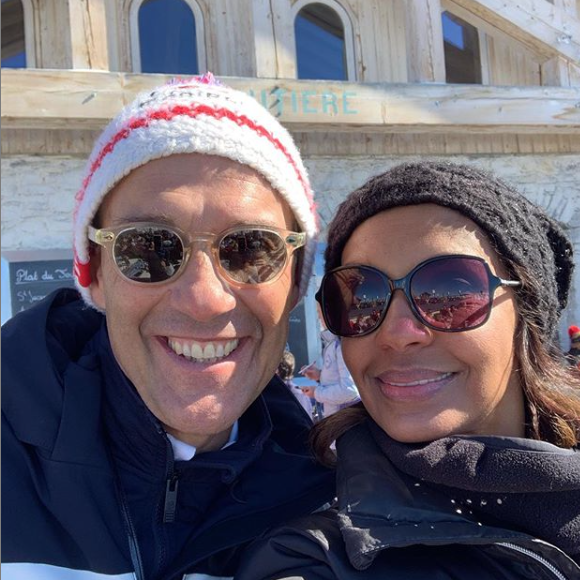 Karine Le Marchand prenant la pose avec Julien Courbet, le 5 mars 2019 à La folie douce à Méribel.