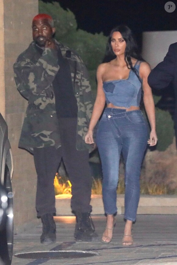 Kim Kardashian et son mari Kanye West s'embrassent à la sortie du restaurant Nobu à Malibu. Le couple est allé fêter l'anniversaire de leur ami J. Cheban. Le 27 février 2019