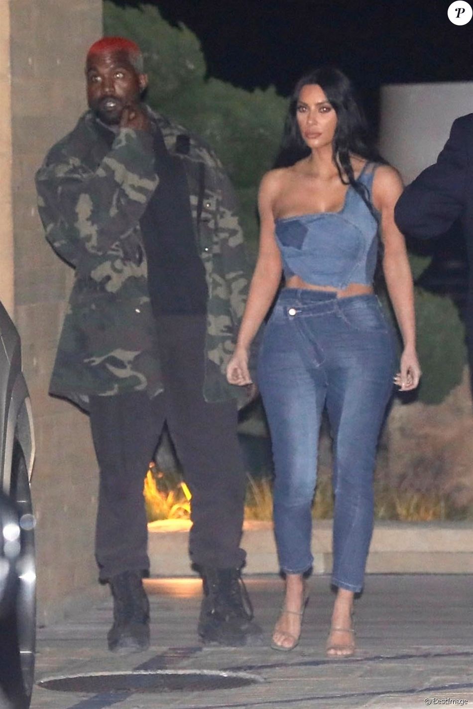 Kim Kardashian et son mari Kanye West s'embrassent à la sortie du