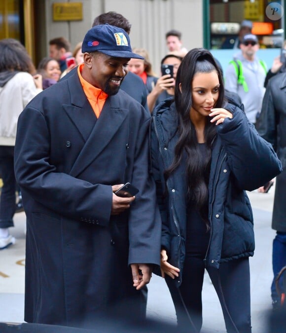 Kim Kardashian et son mari Kanye West à la sortie de leur hôtel à New York, le 3 décembre 2018