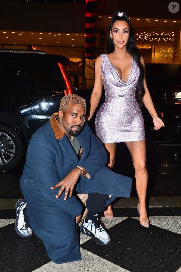 Kim Kardashian et son mari Kanye West arrivent à leur hôtel après avoir assisté au défilé de mode Versace à New York, le 2 décembre 2018